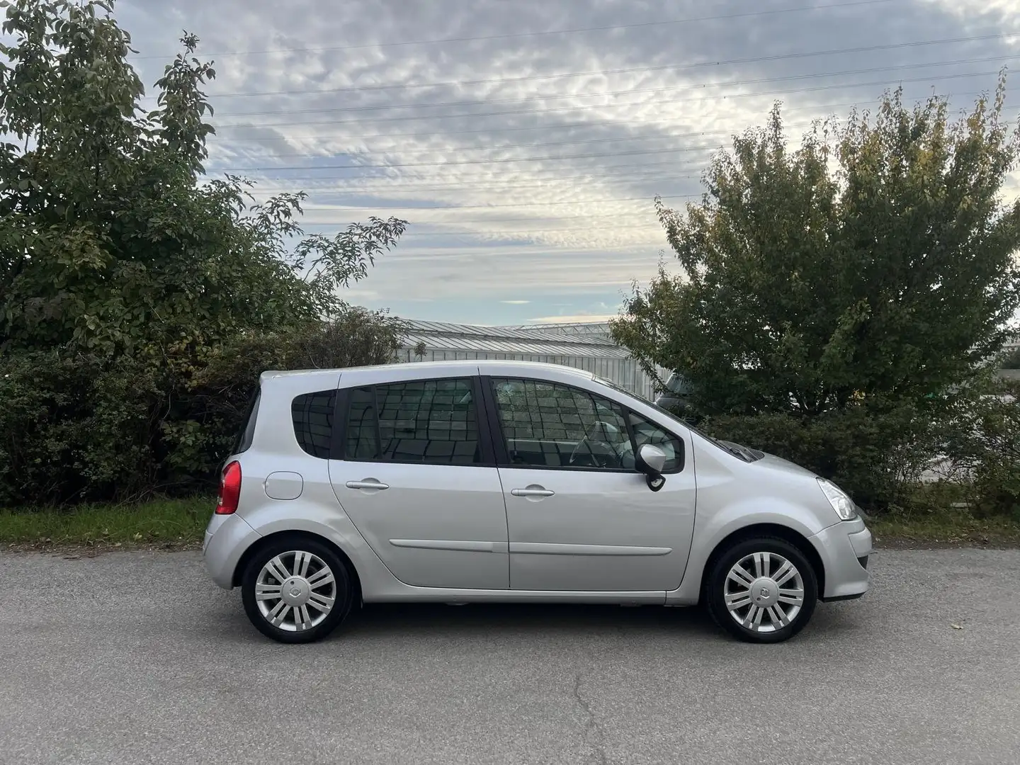 Renault Grand Modus TCE100 1.Bes Klimaautom. PDC Service+Pickerl NEU Silber - 2