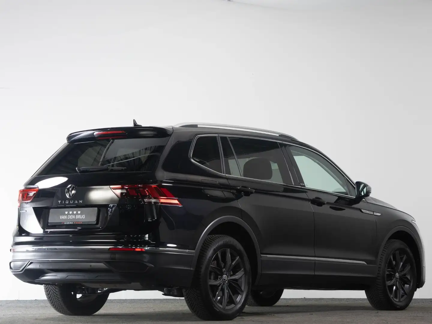 Volkswagen Tiguan 1.5 TSI Life DSG | LED | Navigatie | 7-zitter | Ad Zwart - 2