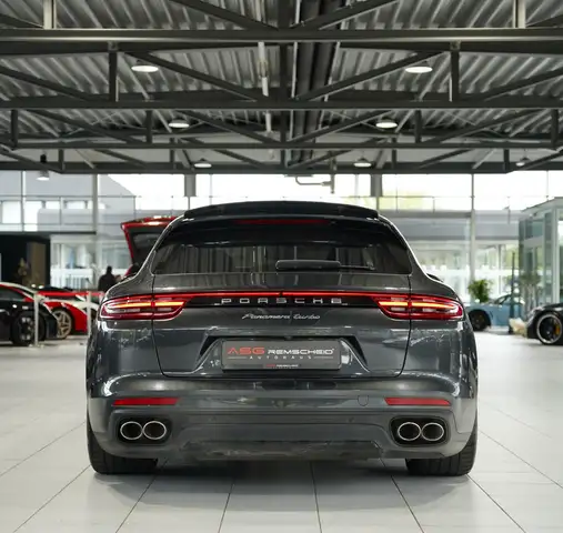 Porsche Panamera view 9