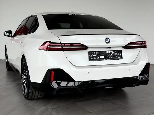 BMW 5 Series view 9