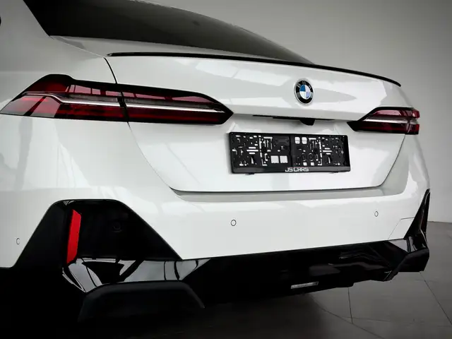 BMW 5 Series view 10
