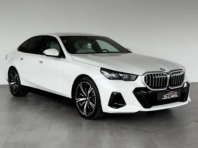 BMW 5 Series view 6