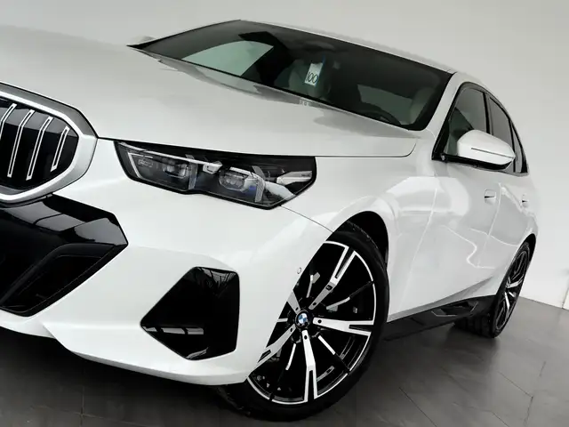 BMW 5 Series view 3