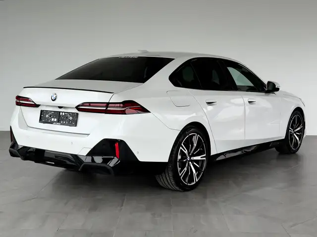 BMW 5 Series view 14