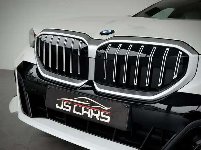 BMW 5 Series view 4