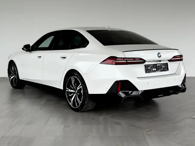 BMW 5 Series view 8