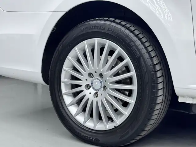 Mercedes-Benz V-Class view 17