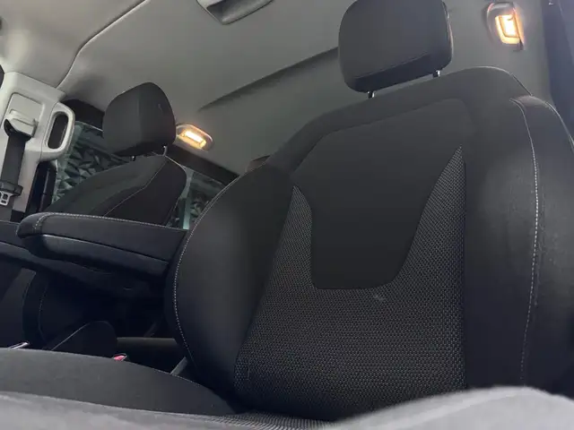 Mercedes-Benz V-Class view 25