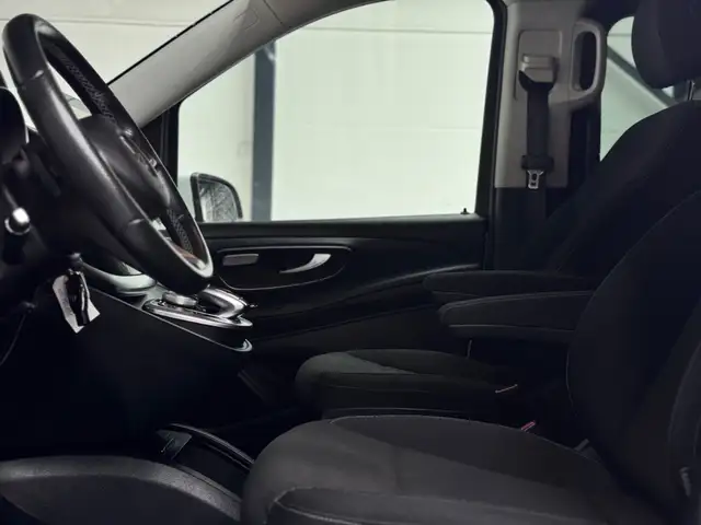 Mercedes-Benz V-Class view 26