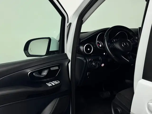 Mercedes-Benz V-Class view 22