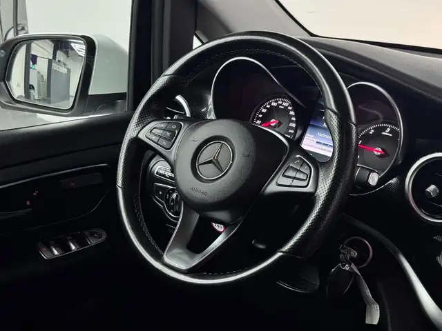 Mercedes-Benz V-Class view 28