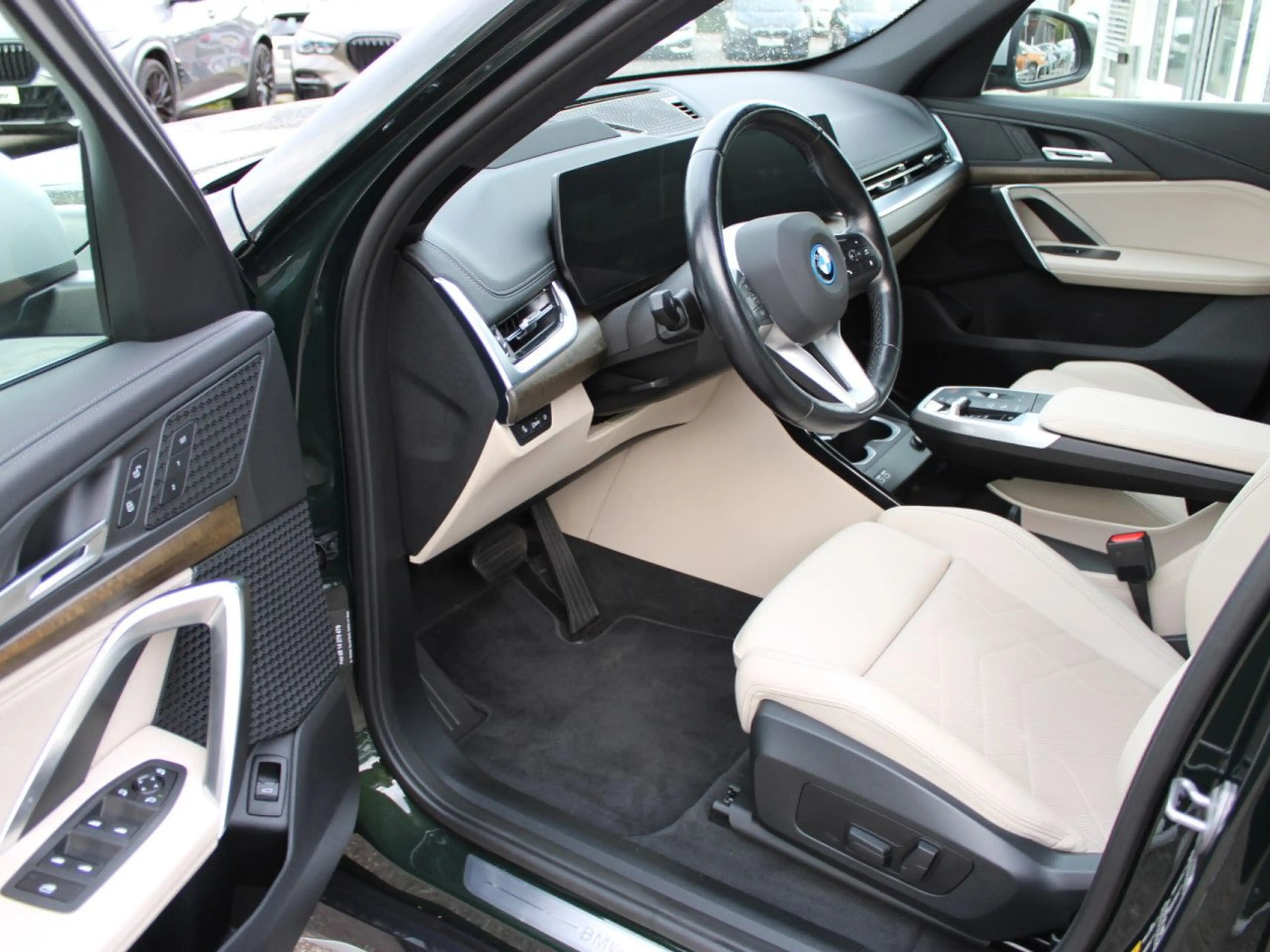 BMW iX1 x30 Sports.SurView HUD PanoD.LiveProf.AHK19" — photo 9