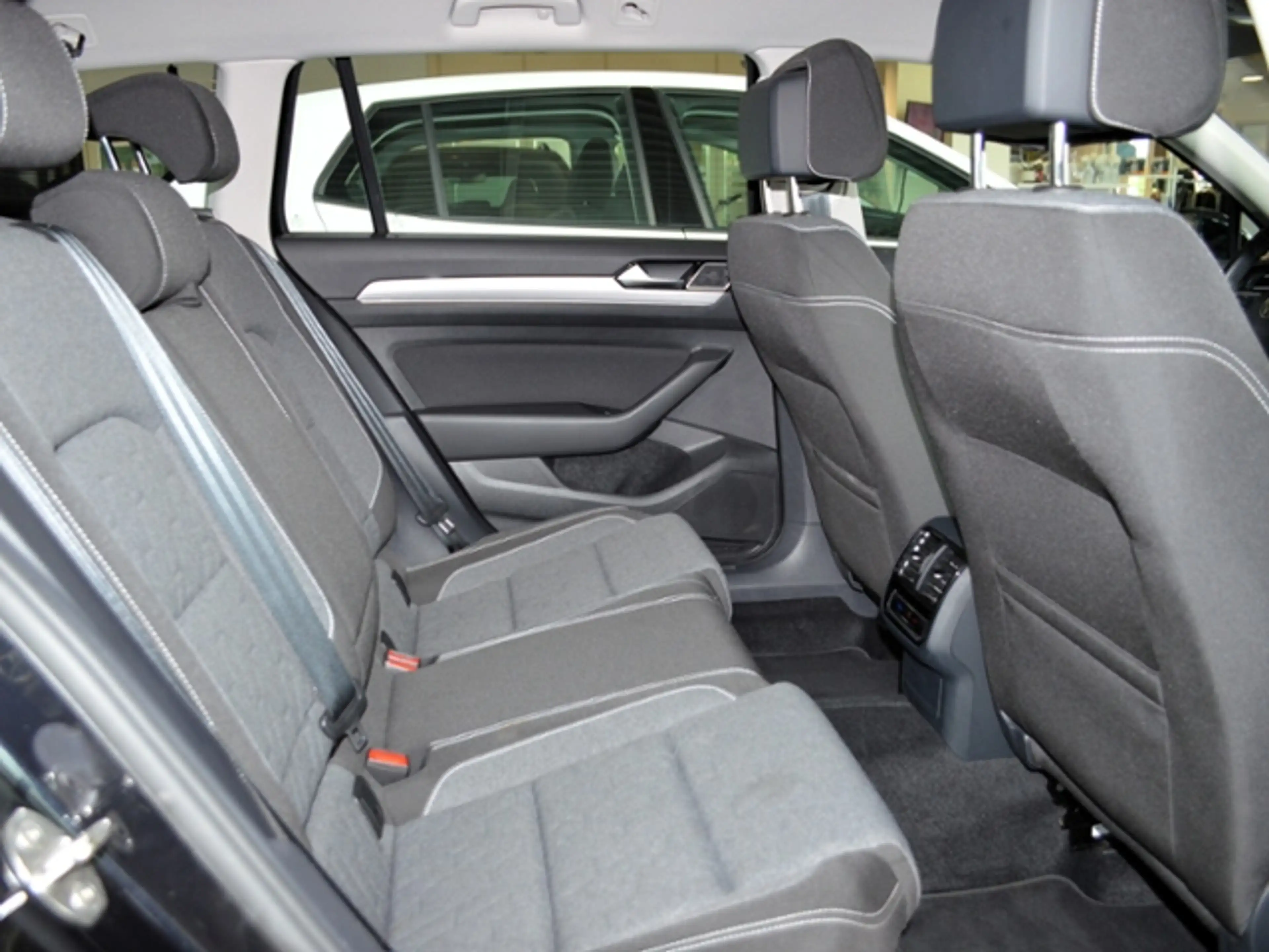 Volkswagen Passat Variant 2.0 TDI DSG Business KAMERA NAVI Elektr. HECKKLAP — photo 10
