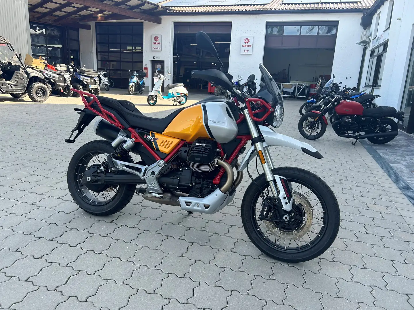 Moto Guzzi V 85 TT Evocative Bianco - 2