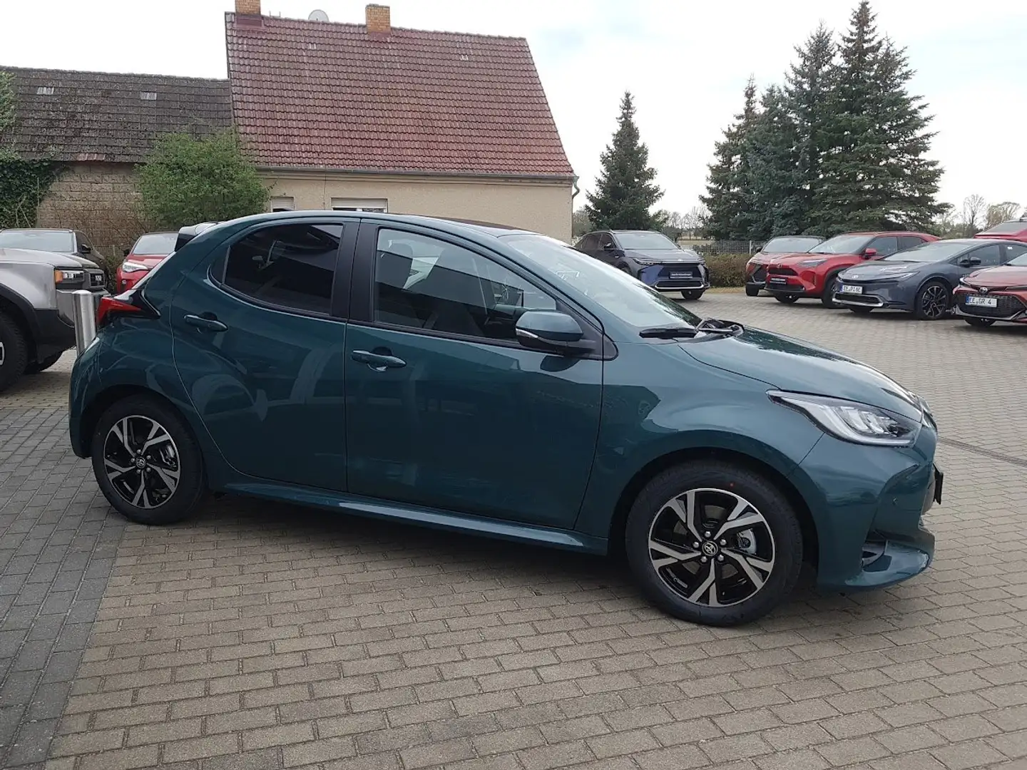 Toyota Yaris 1.5-Hybrid Teamplayer + Comfort+Safety-Paket Grün - 2