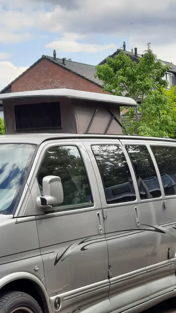 Chevrolet Express Camper van srebrna - 2