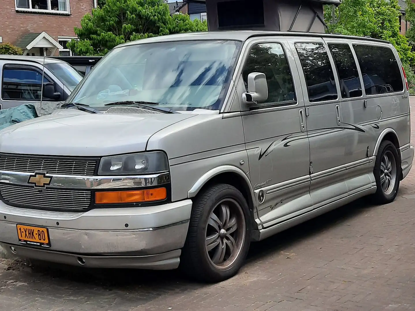 Chevrolet Express Camper van srebrna - 1
