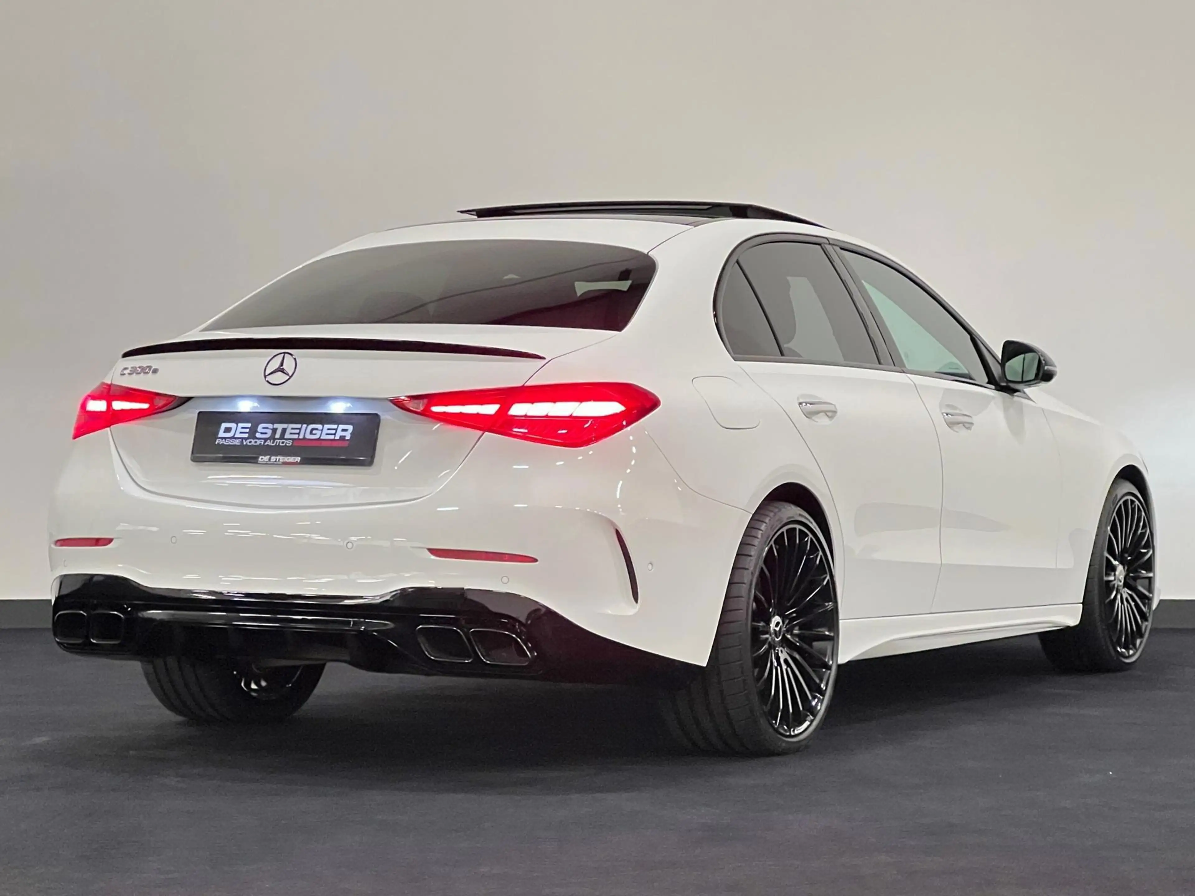 Mercedes-Benz C 300 e AMG Pano Memory Burmester Distronic 360 Digital — photo 5