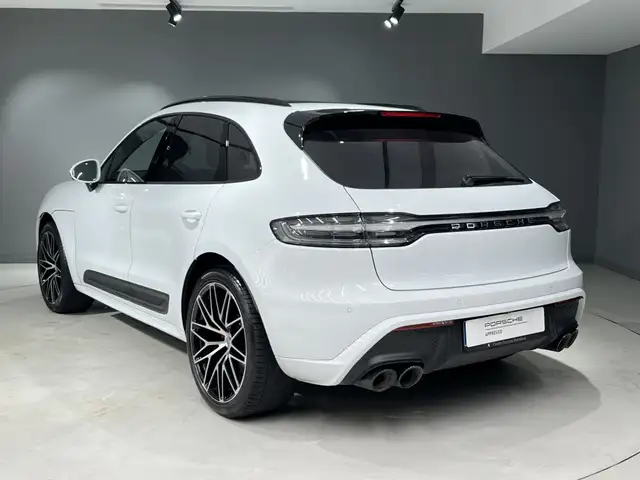 Porsche Macan view 3