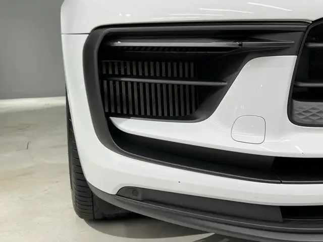 Porsche Macan view 12