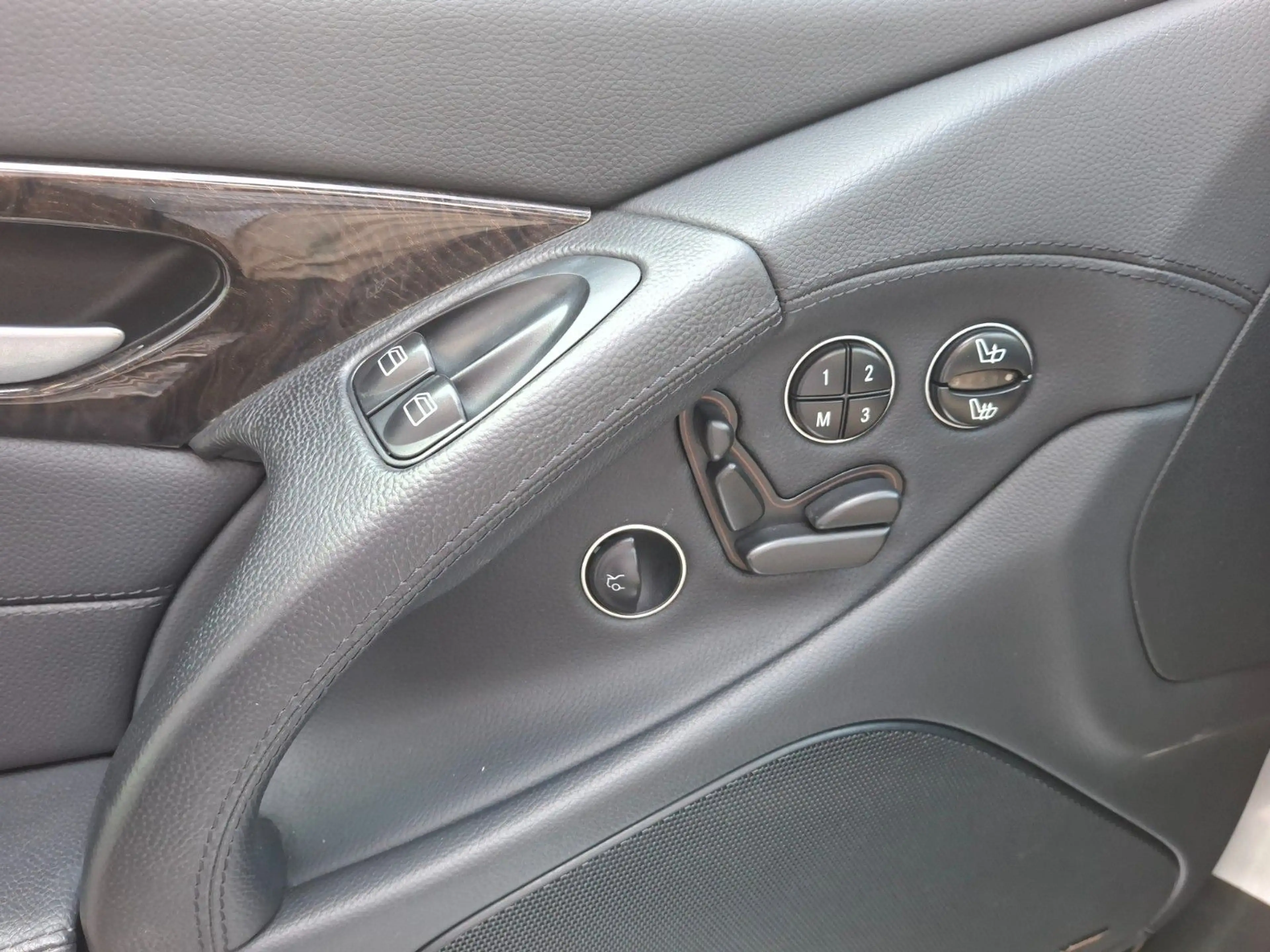 Mercedes-Benz SL 350 — photo 17