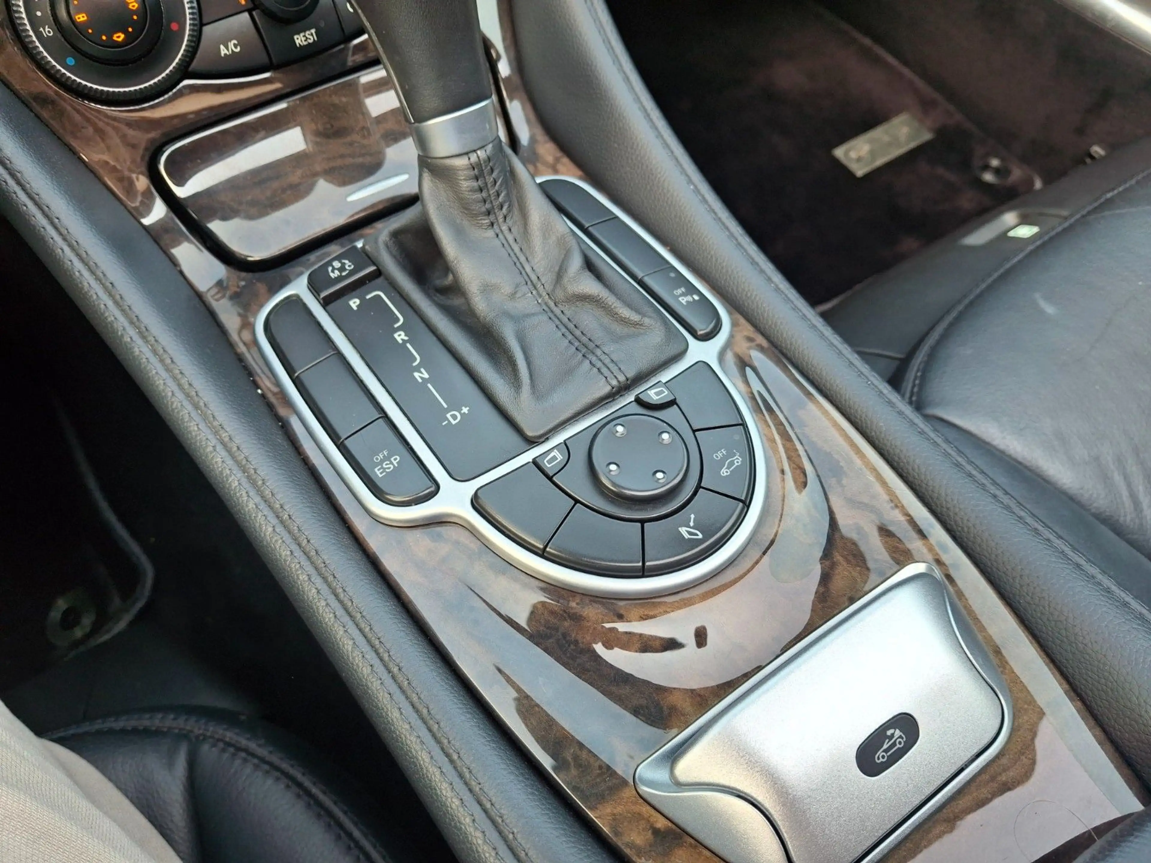 Mercedes-Benz SL 350 — photo 16