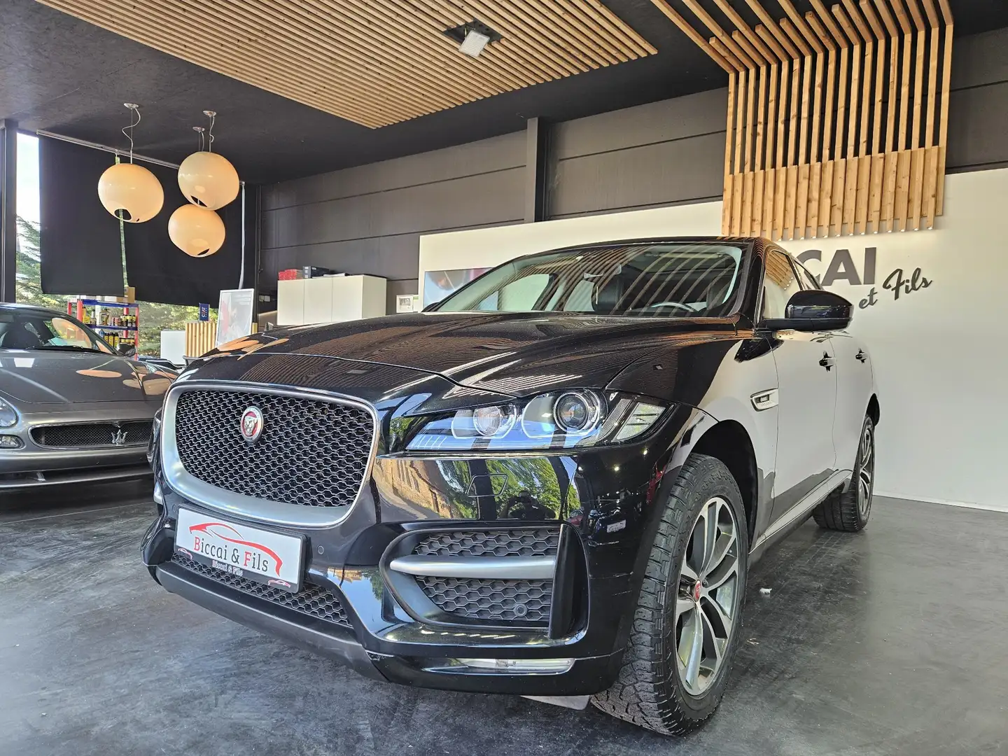 Jaguar F-Pace 2.0 D AWD R-Sport Business Edition Noir - 1