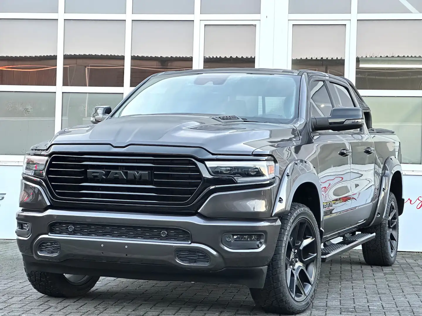 Dodge RAM 1500 Laramie Offr. 5,7 4x4 12´Display 22´´ Gris - 2