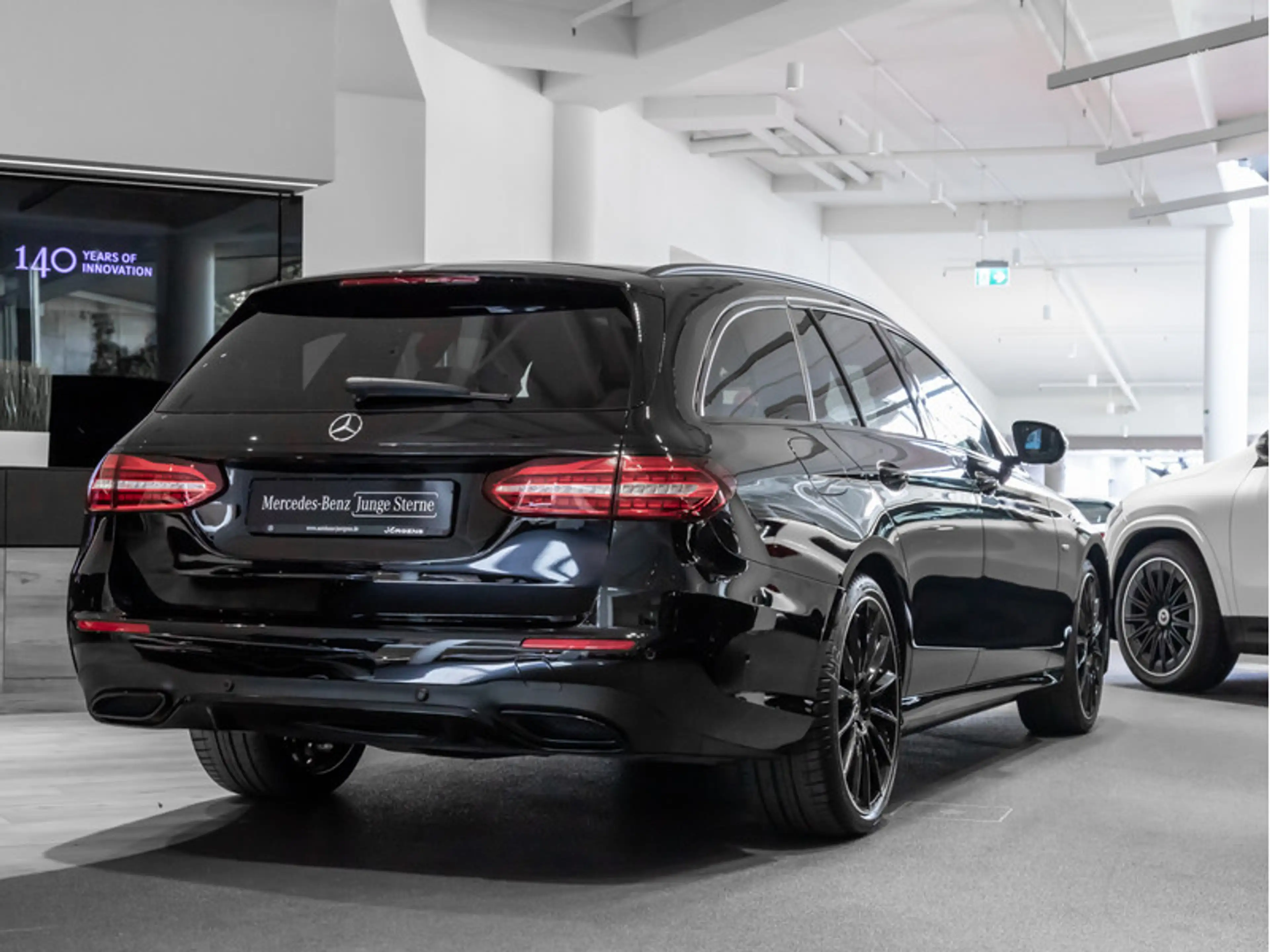 Mercedes-Benz E 400 d 4M T AMG-Sport/Pano/Burm/AHK/Night/Distr — photo 4