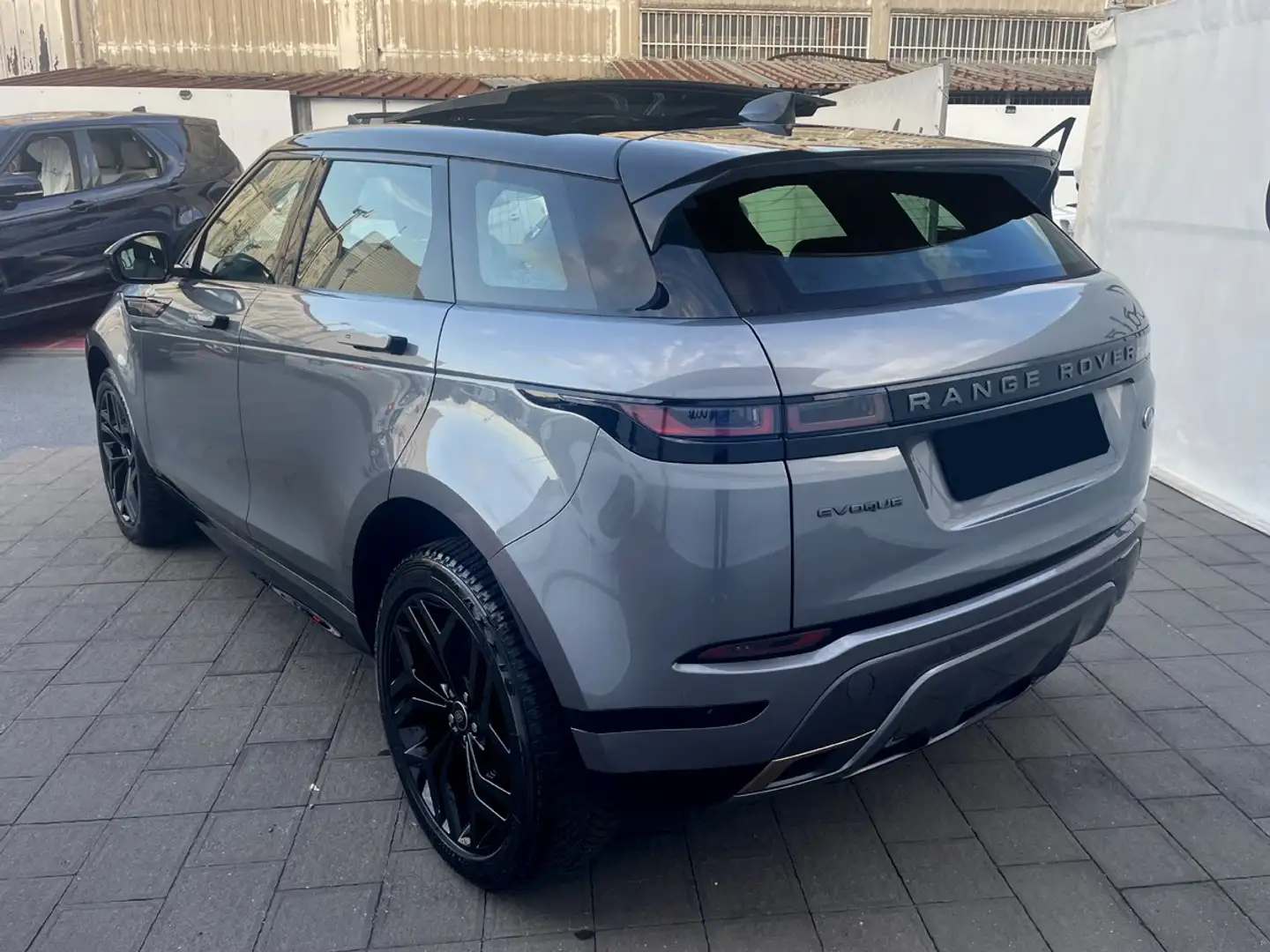 Land Rover Range Rover Evoque 2.0d i4 mhev R-Dynamic SE awd 204cv auto Grigio - 2
