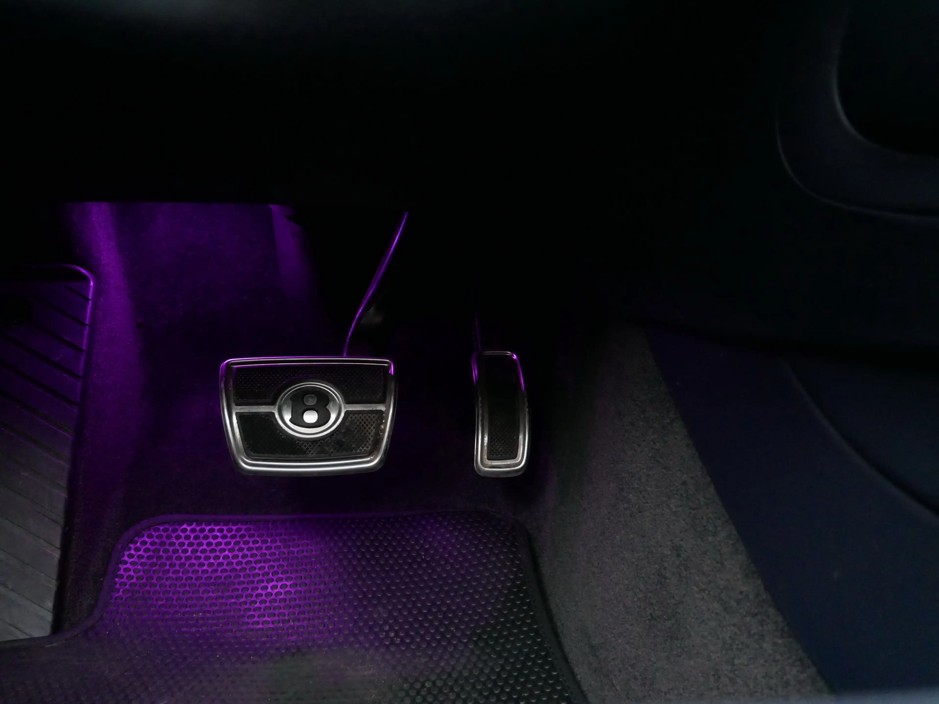 Bentley Bentayga Hybrid 3.0 PHEV Mulliner Blackline TV screens — photo 12