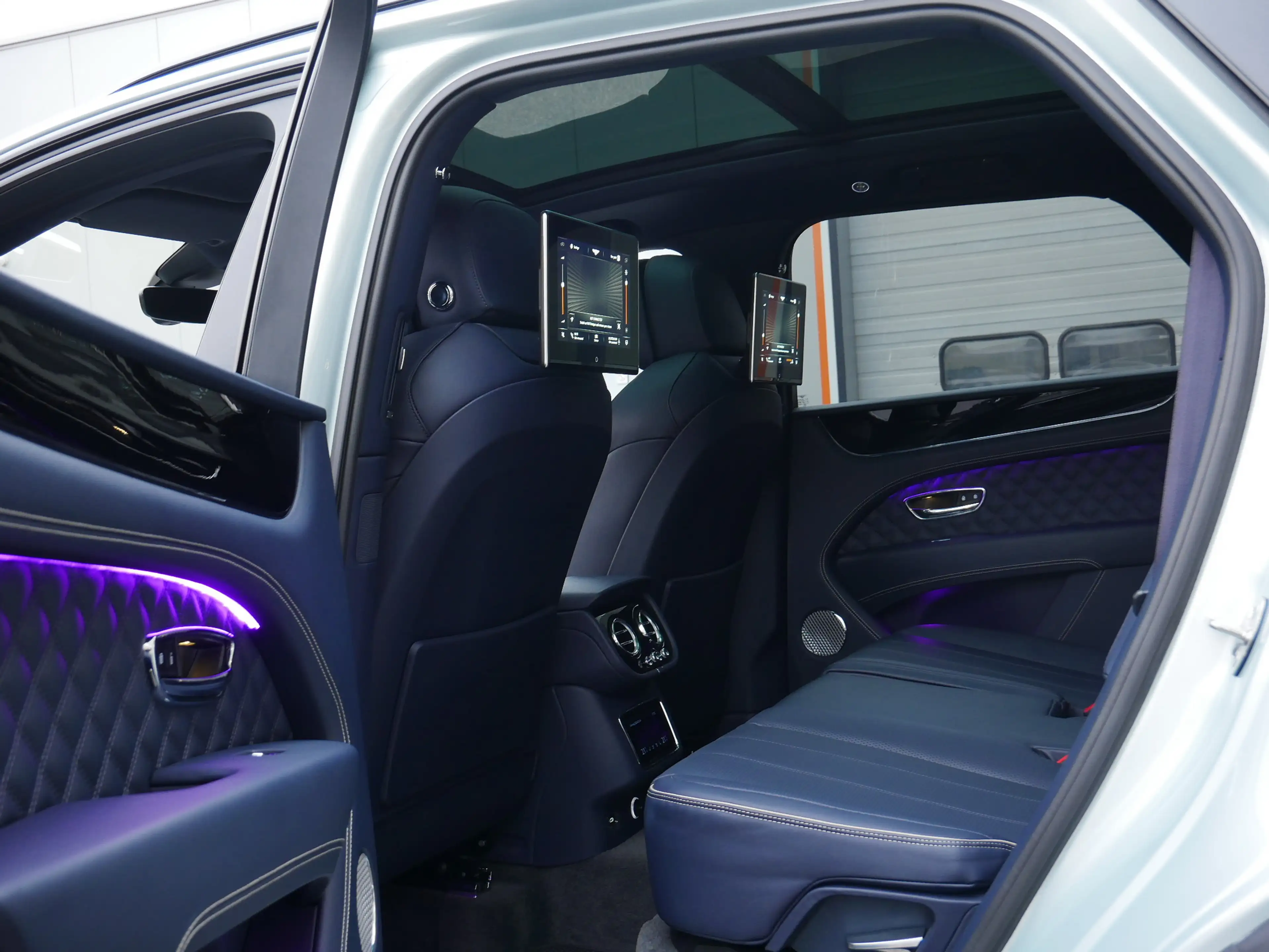 Bentley Bentayga Hybrid 3.0 PHEV Mulliner Blackline TV screens — photo 9