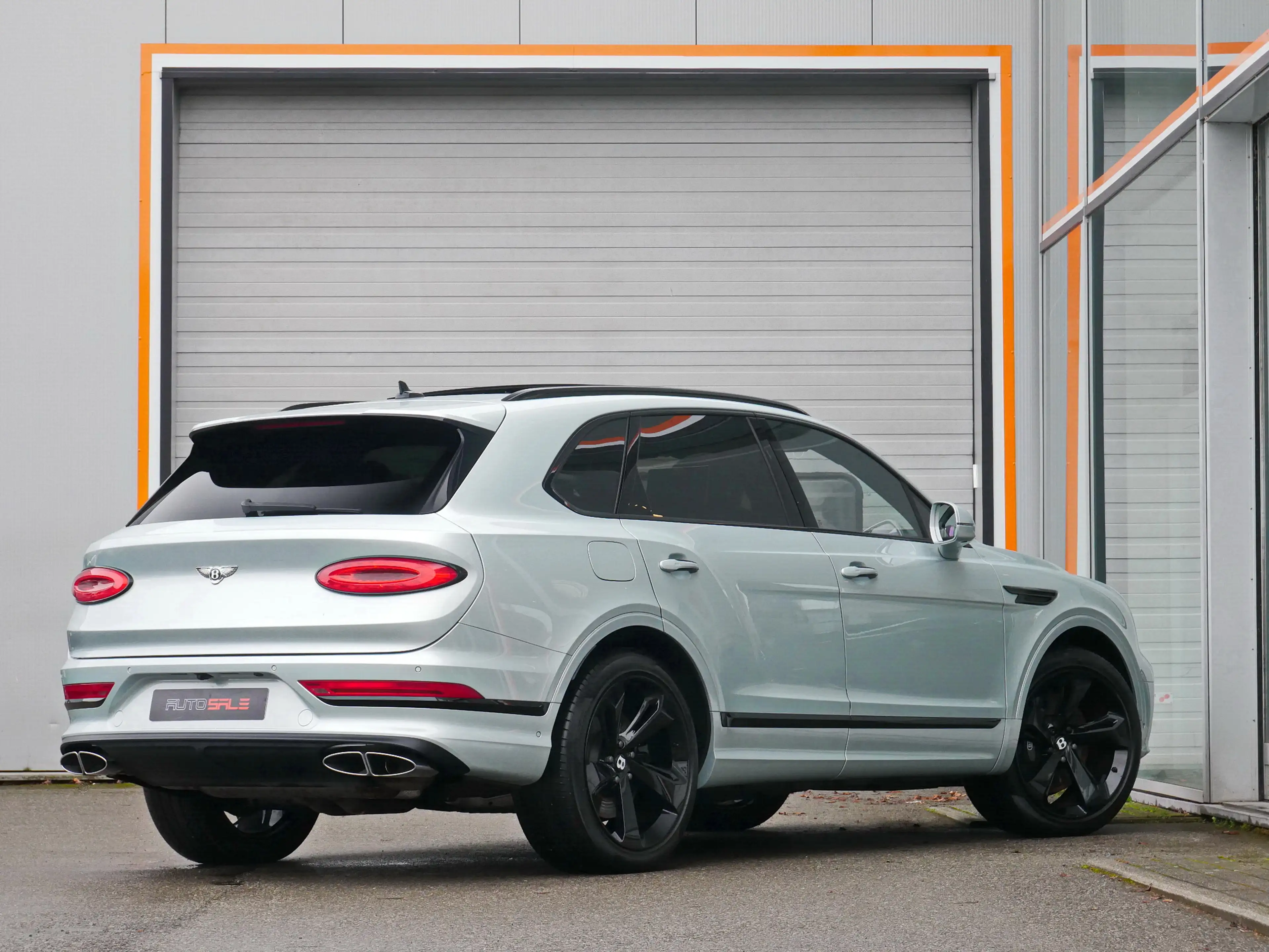 Bentley Bentayga Hybrid 3.0 PHEV Mulliner Blackline TV screens — photo 3