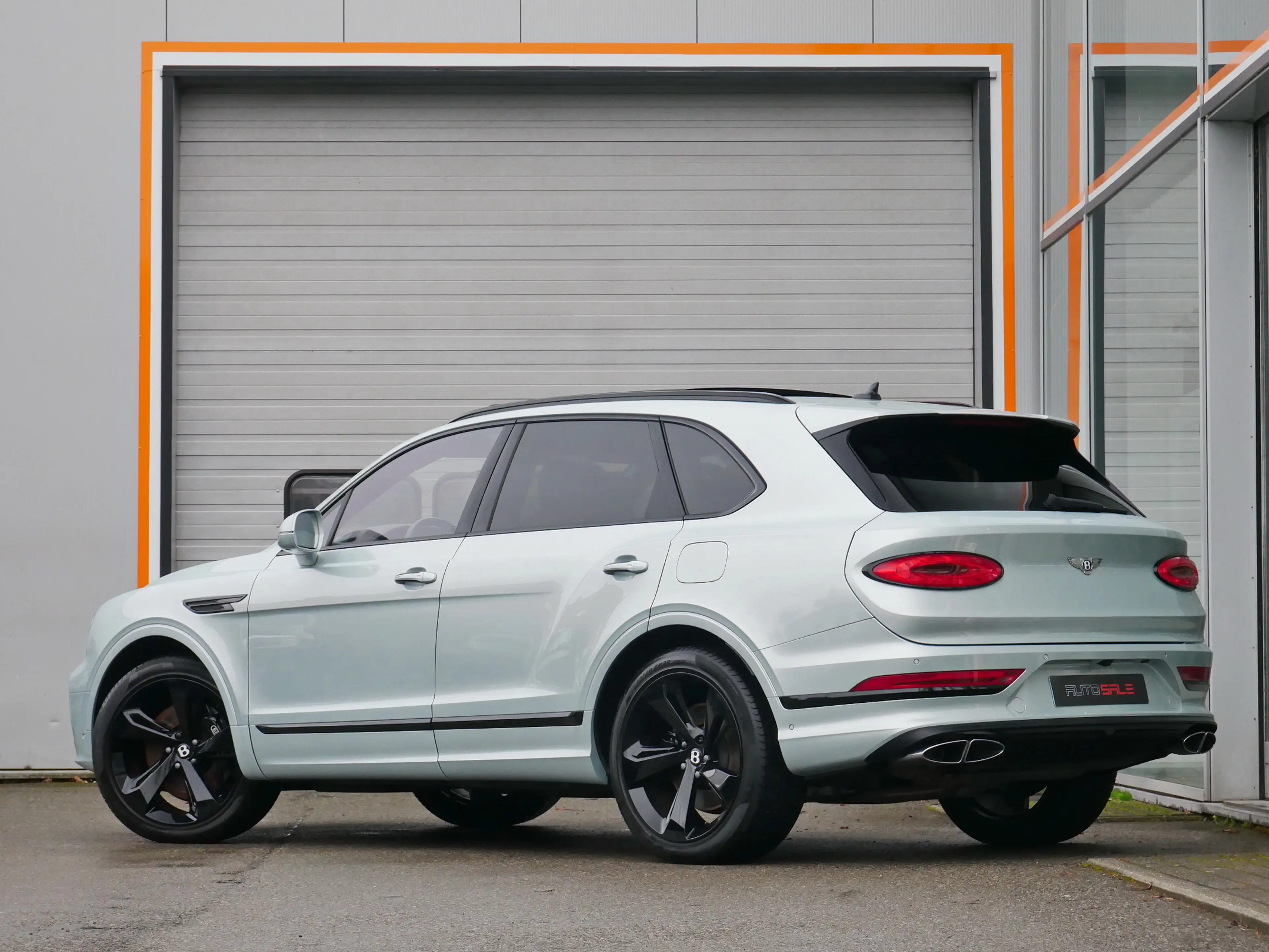 Bentley Bentayga Hybrid 3.0 PHEV Mulliner Blackline TV screens — photo 4