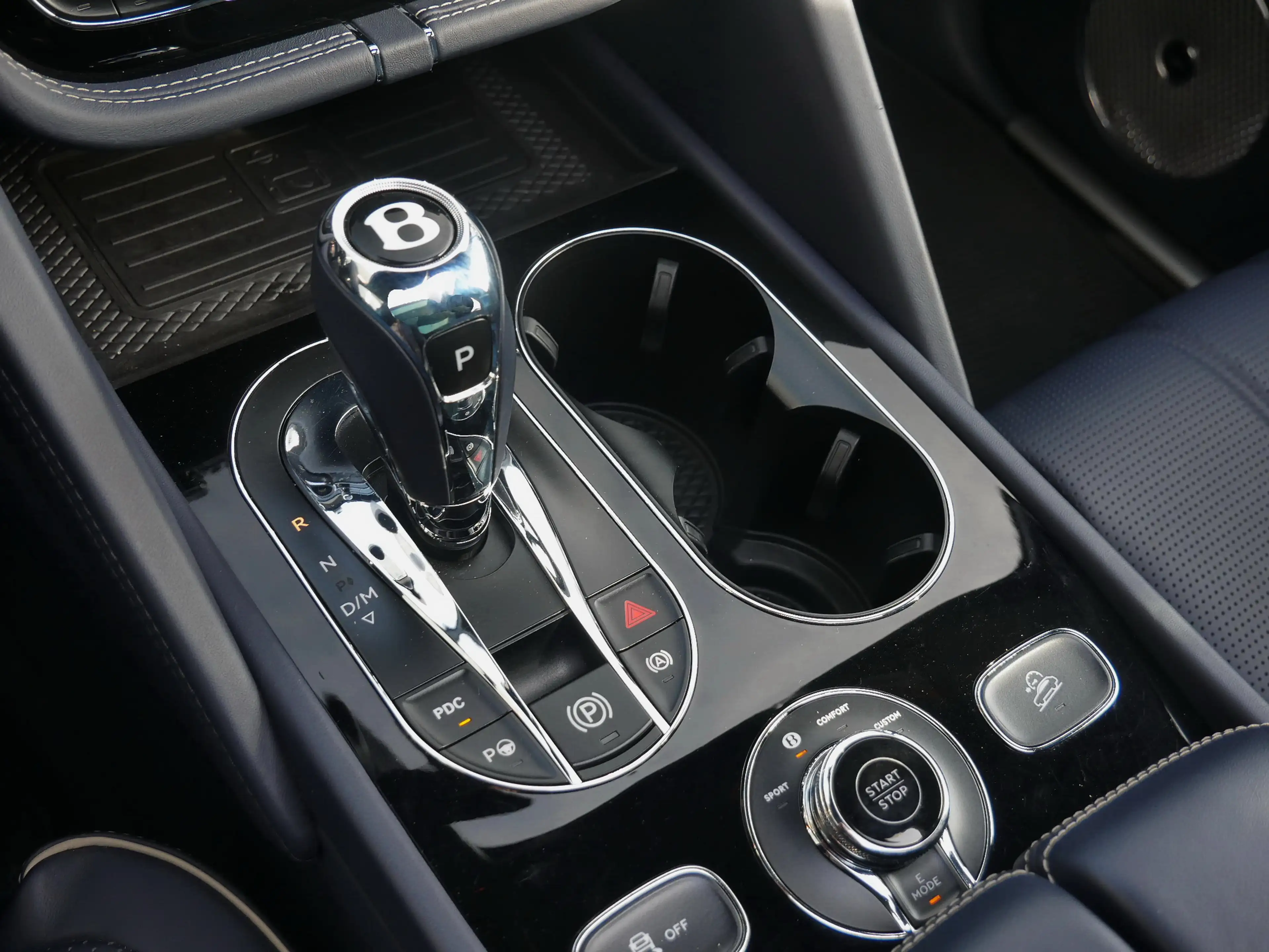 Bentley Bentayga Hybrid 3.0 PHEV Mulliner Blackline TV screens — photo 11