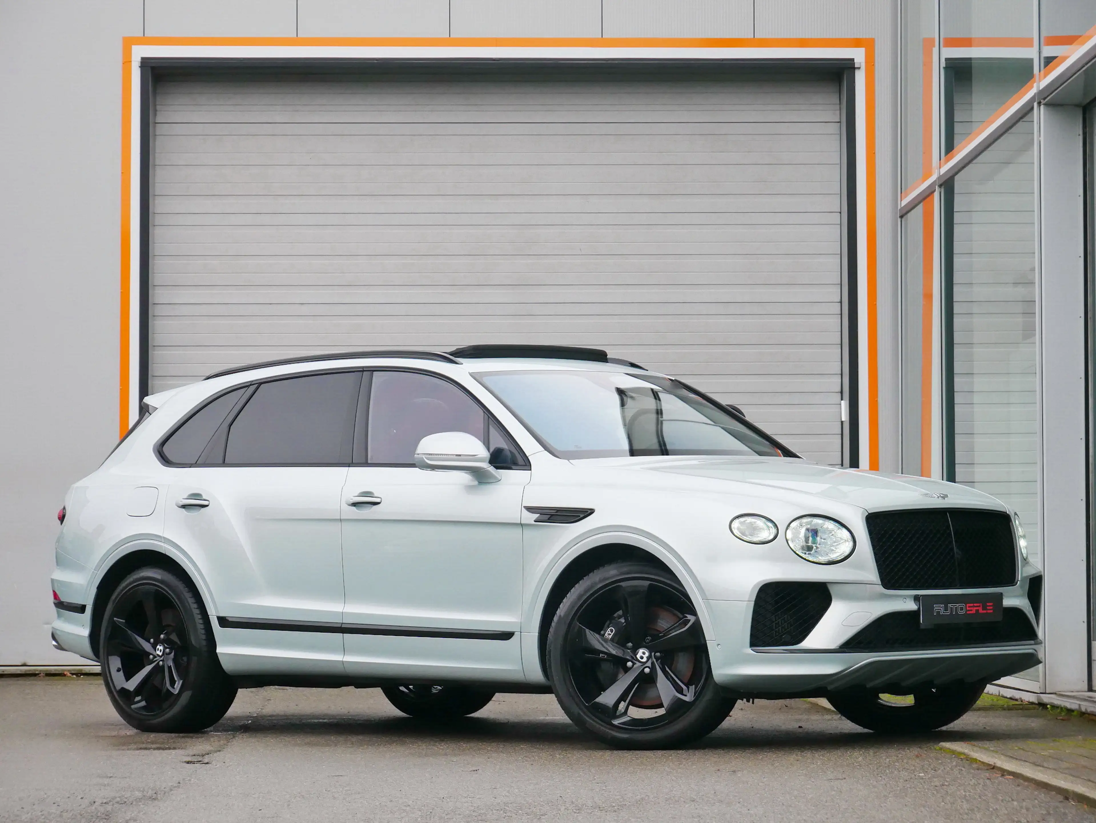Bentley Bentayga Hybrid 3.0 PHEV Mulliner Blackline TV screens — photo 2