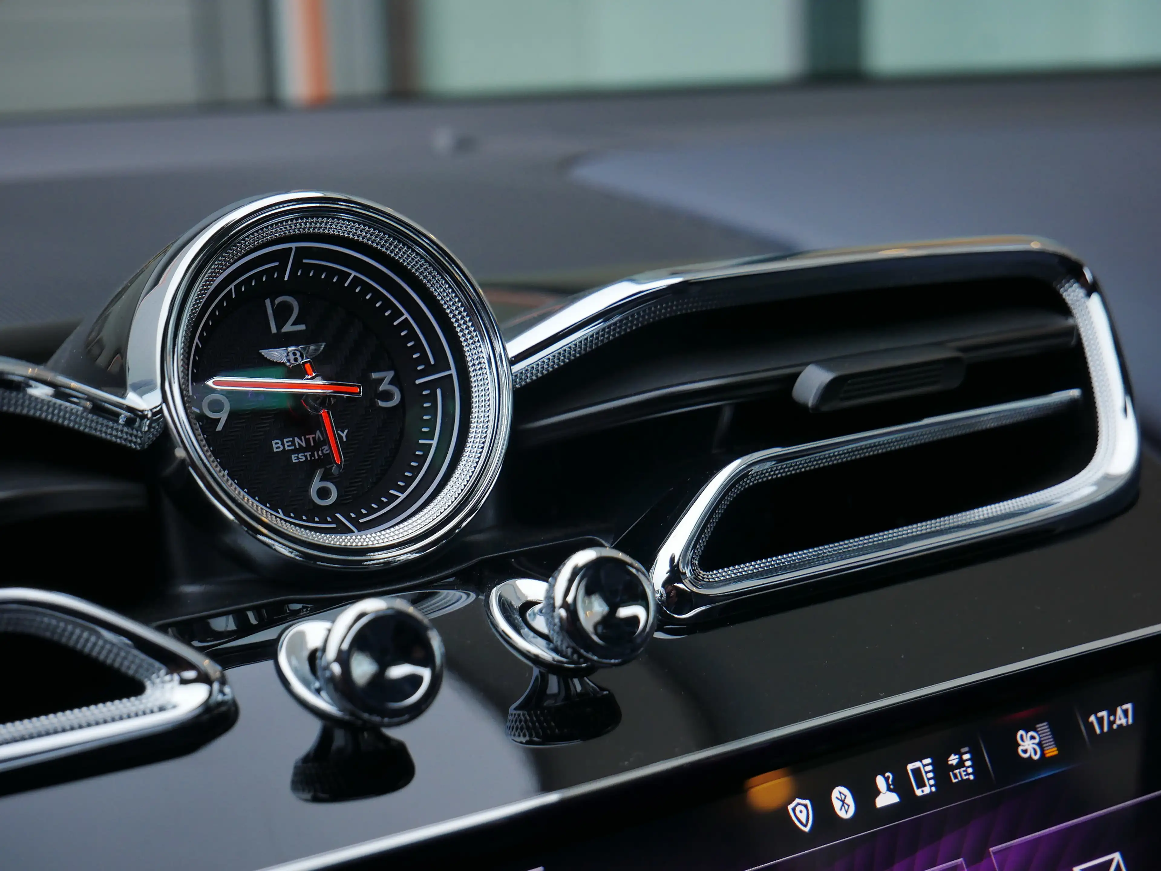 Bentley Bentayga Hybrid 3.0 PHEV Mulliner Blackline TV screens — photo 8