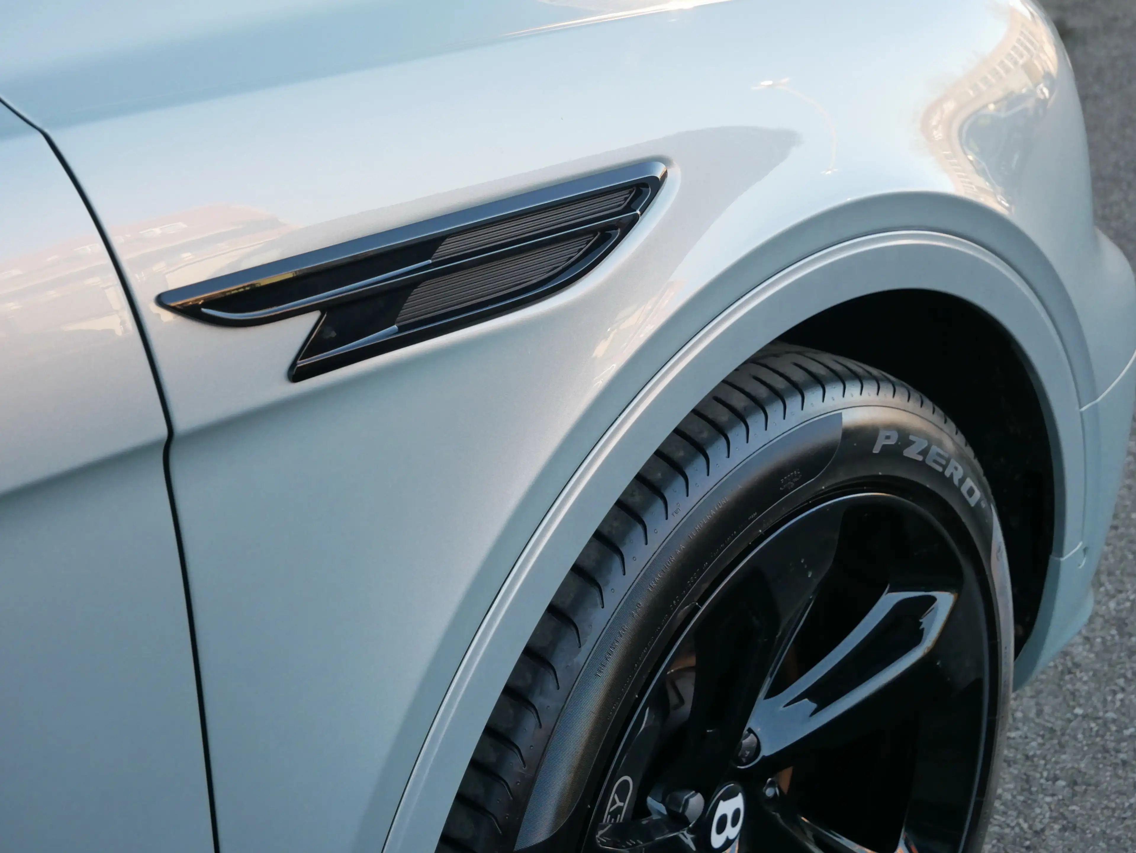Bentley Bentayga Hybrid 3.0 PHEV Mulliner Blackline TV screens — photo 15