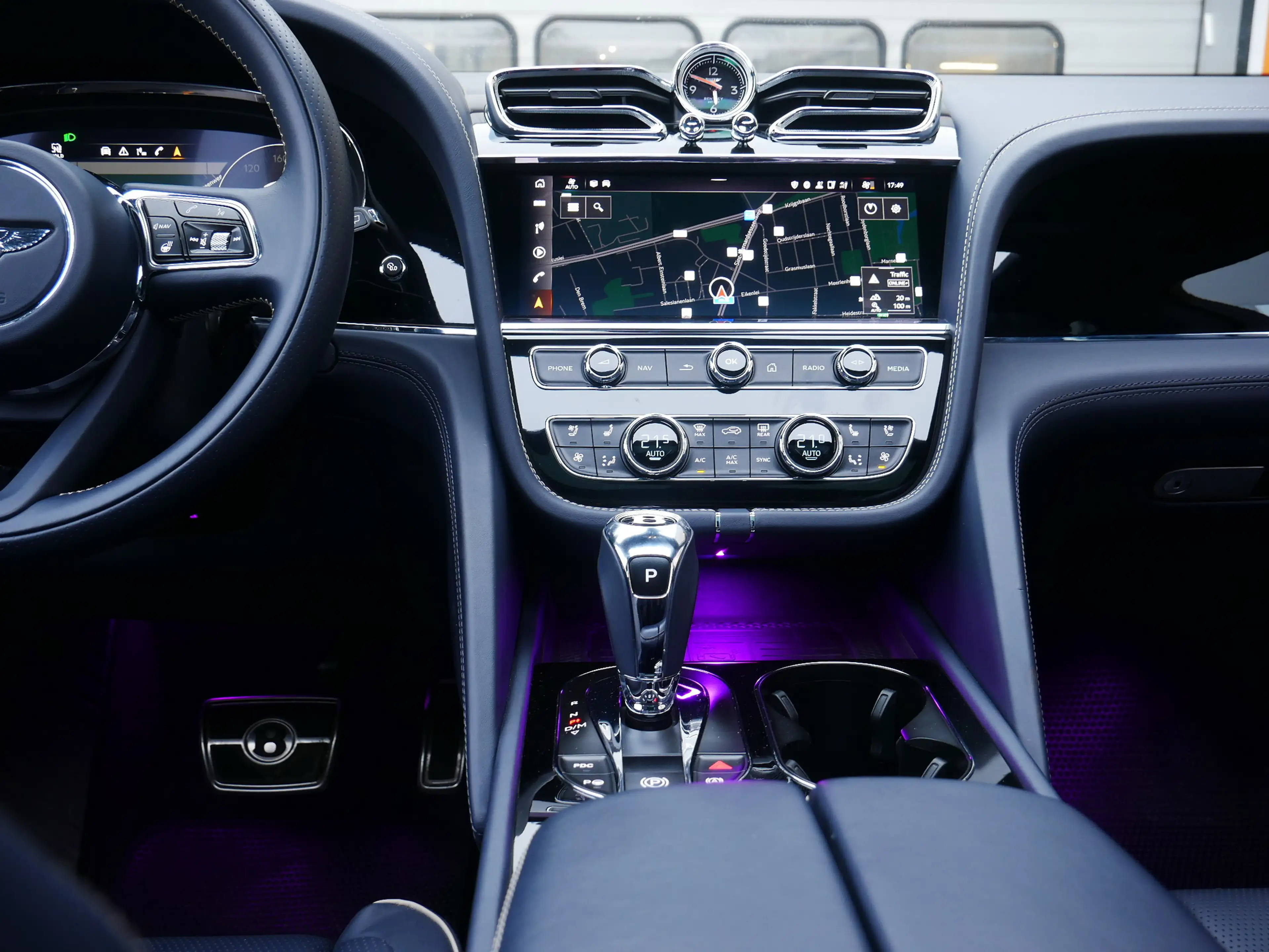 Bentley Bentayga Hybrid 3.0 PHEV Mulliner Blackline TV screens — photo 7