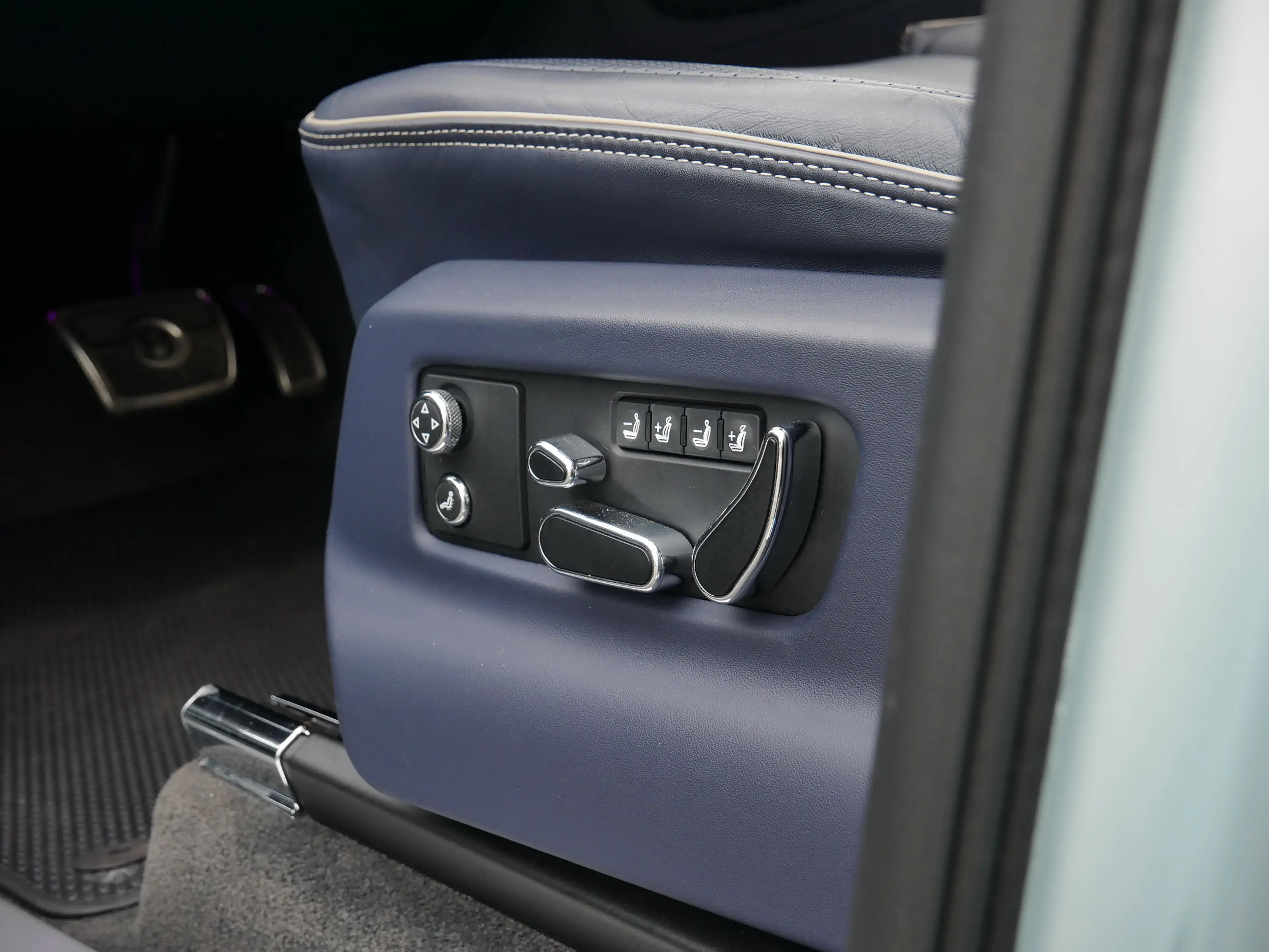 Bentley Bentayga Hybrid 3.0 PHEV Mulliner Blackline TV screens — photo 13