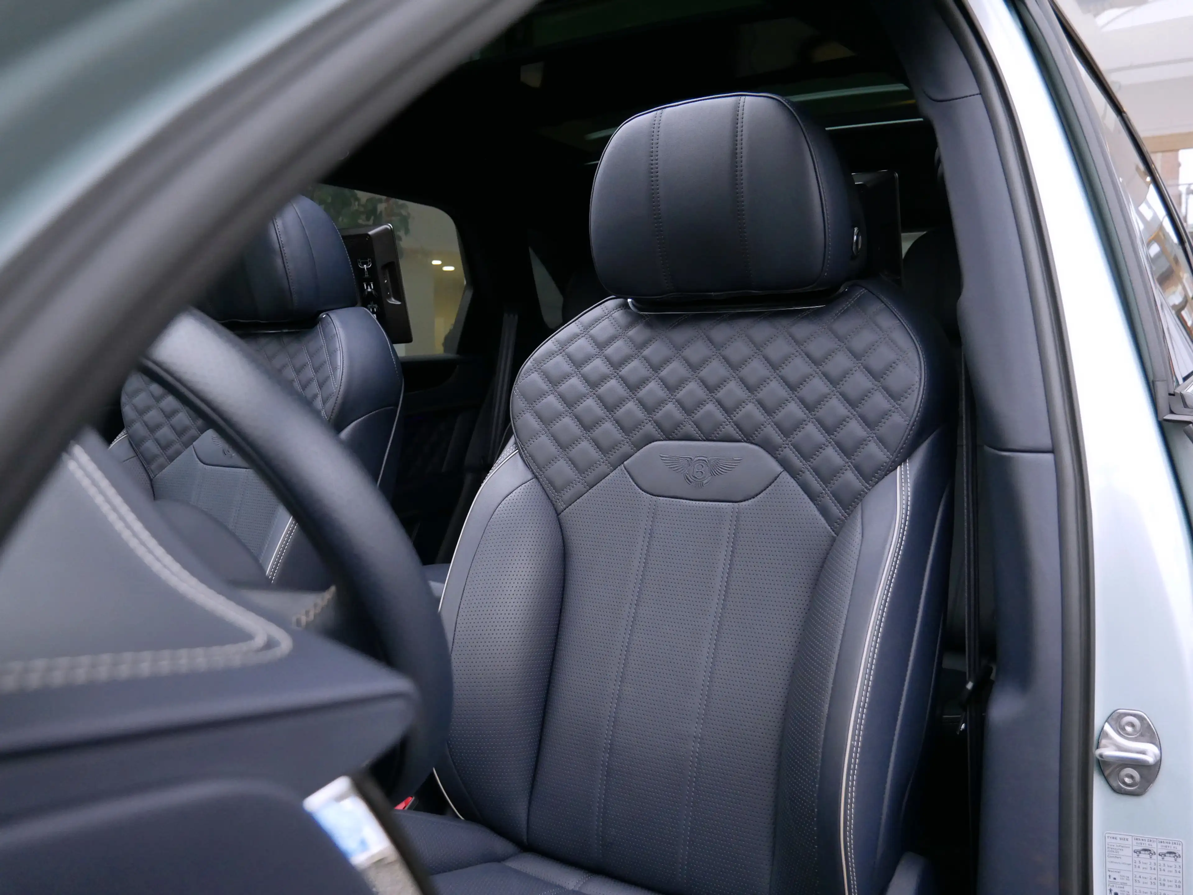 Bentley Bentayga Hybrid 3.0 PHEV Mulliner Blackline TV screens — photo 5