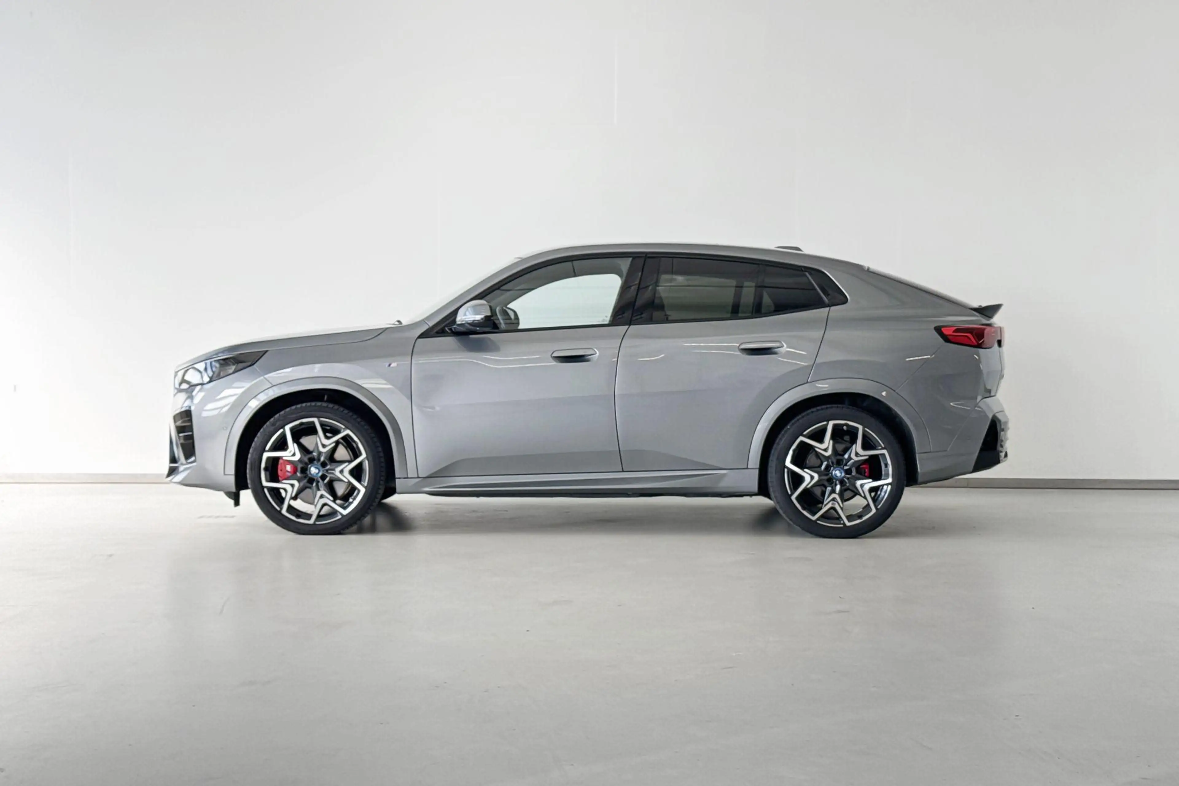 BMW iX2 eDrive20 67 kWh — photo 2