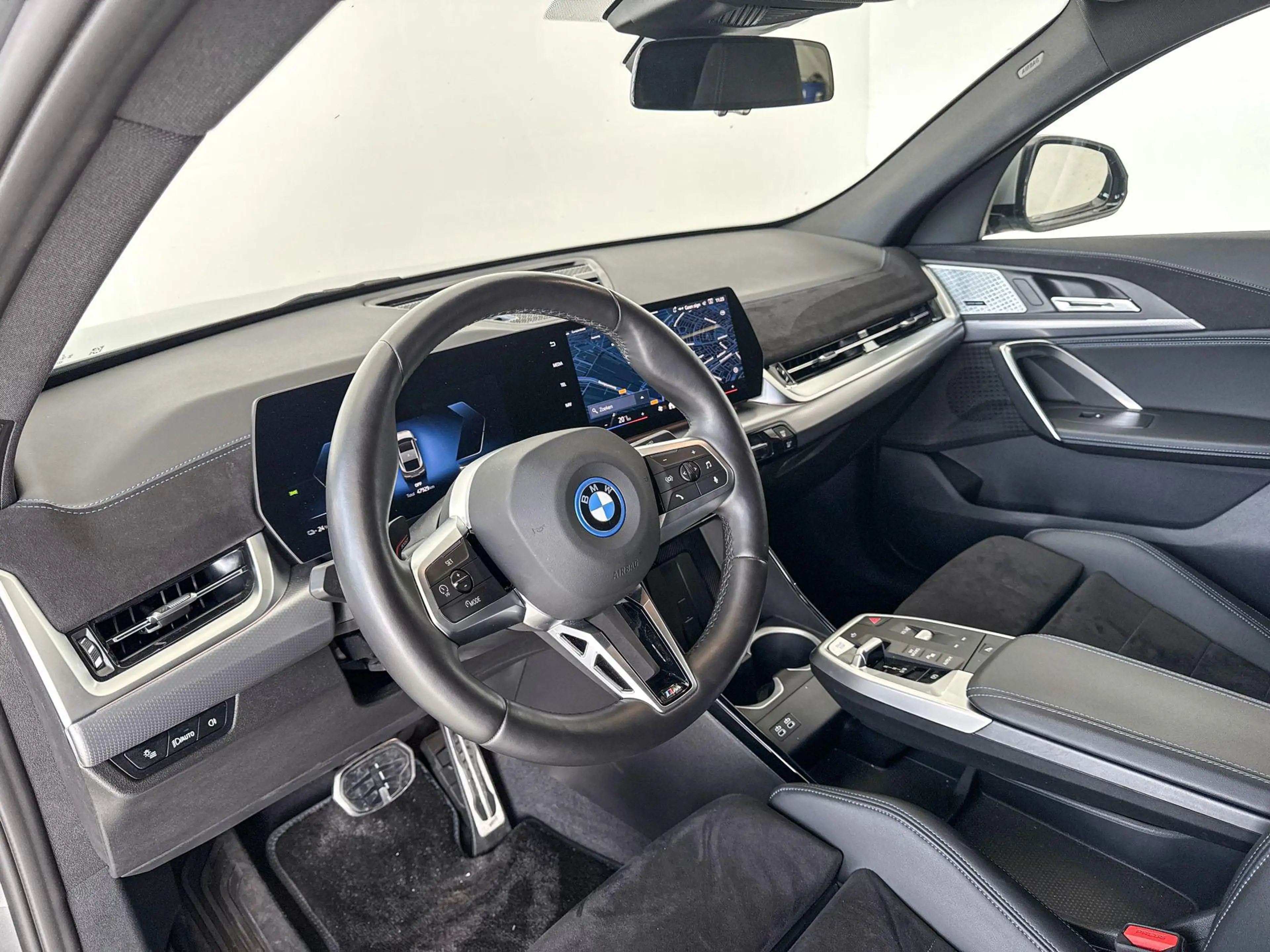 BMW iX2 eDrive20 67 kWh — photo 11