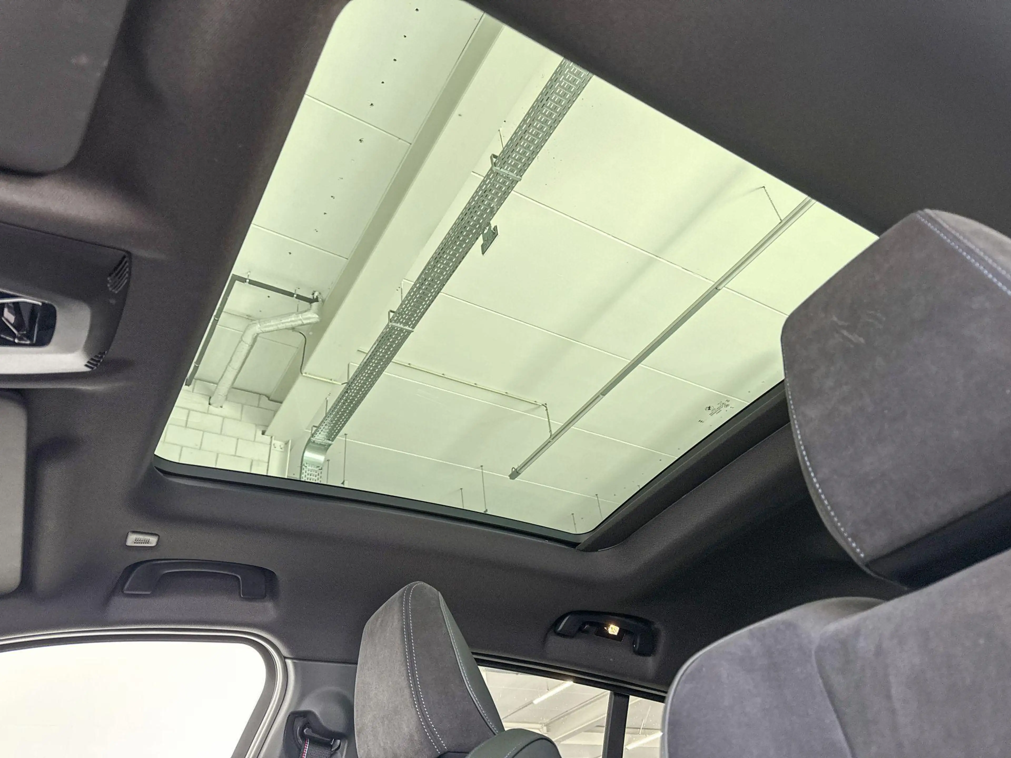 BMW iX2 eDrive20 67 kWh — photo 13