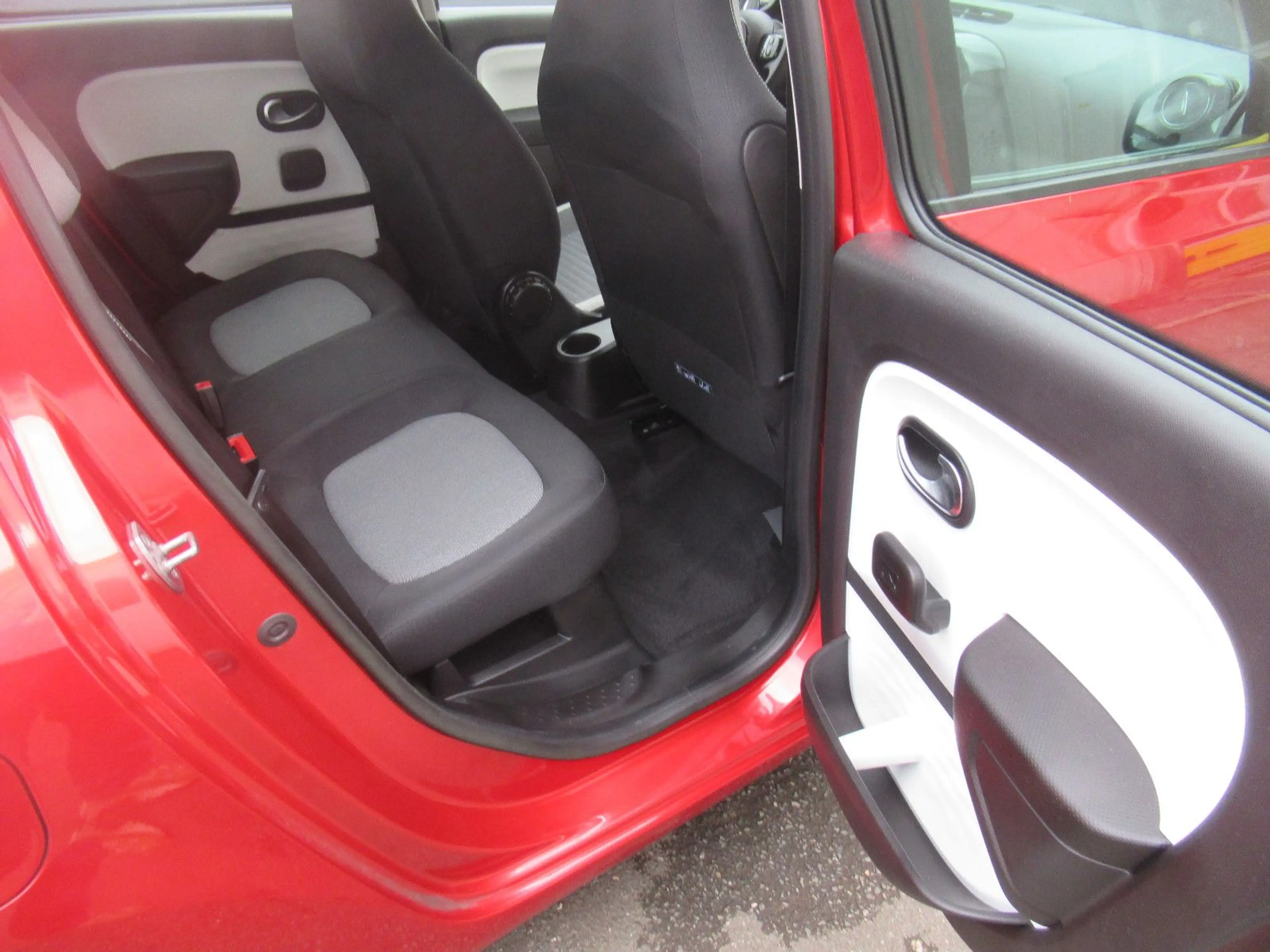 Renault Twingo Equilibre KLIMA NAVI SHZG PDC TEMPO. DAB+ — photo 20