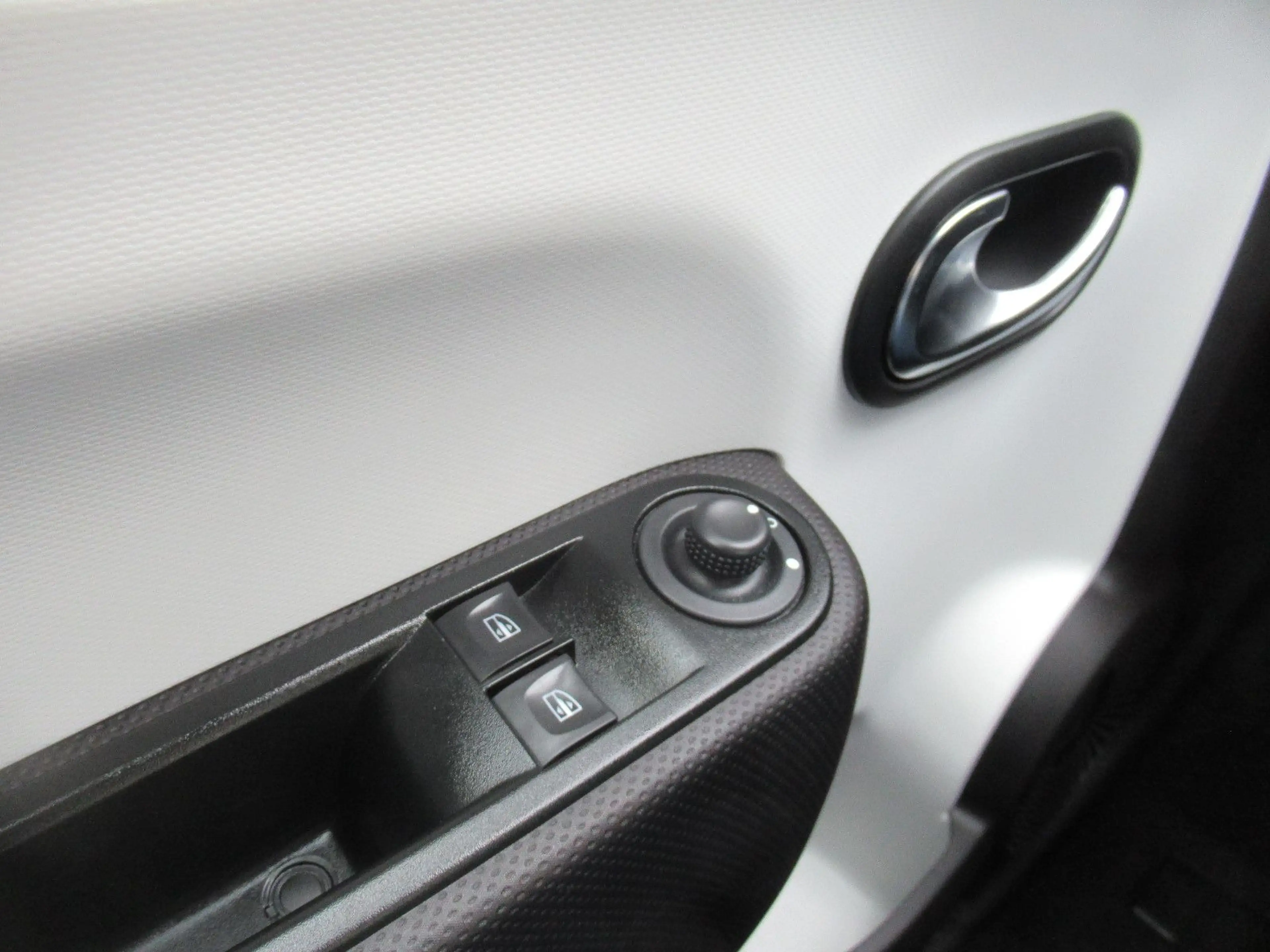 Renault Twingo Equilibre KLIMA NAVI SHZG PDC TEMPO. DAB+ — photo 9