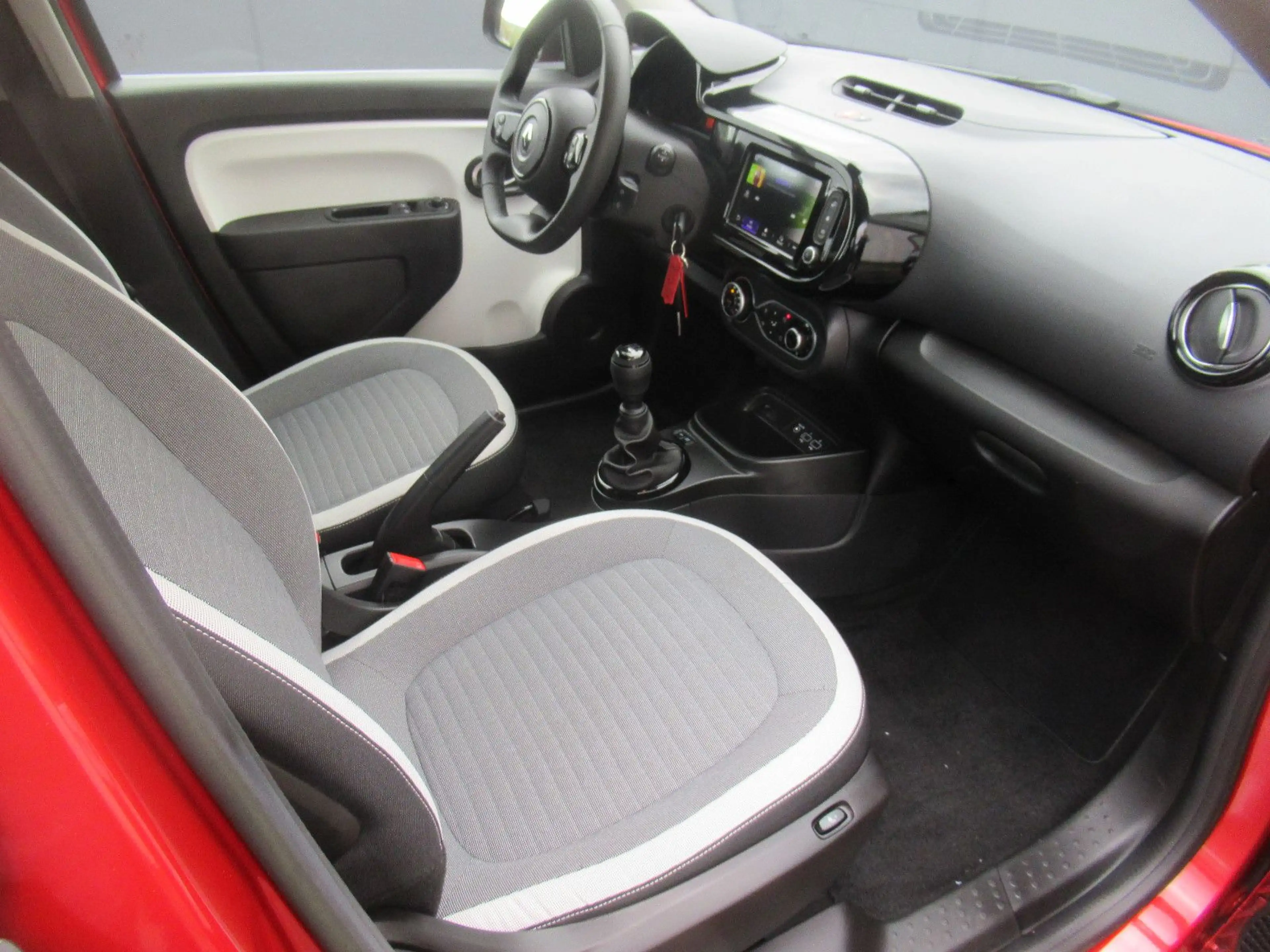 Renault Twingo Equilibre KLIMA NAVI SHZG PDC TEMPO. DAB+ — photo 21