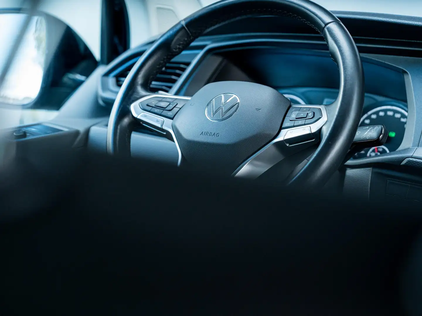 Volkswagen T6.1 Transporter 2.0 TDI L2H1 30 DC Caravelle Highline | Trekhaak | Noir - 2