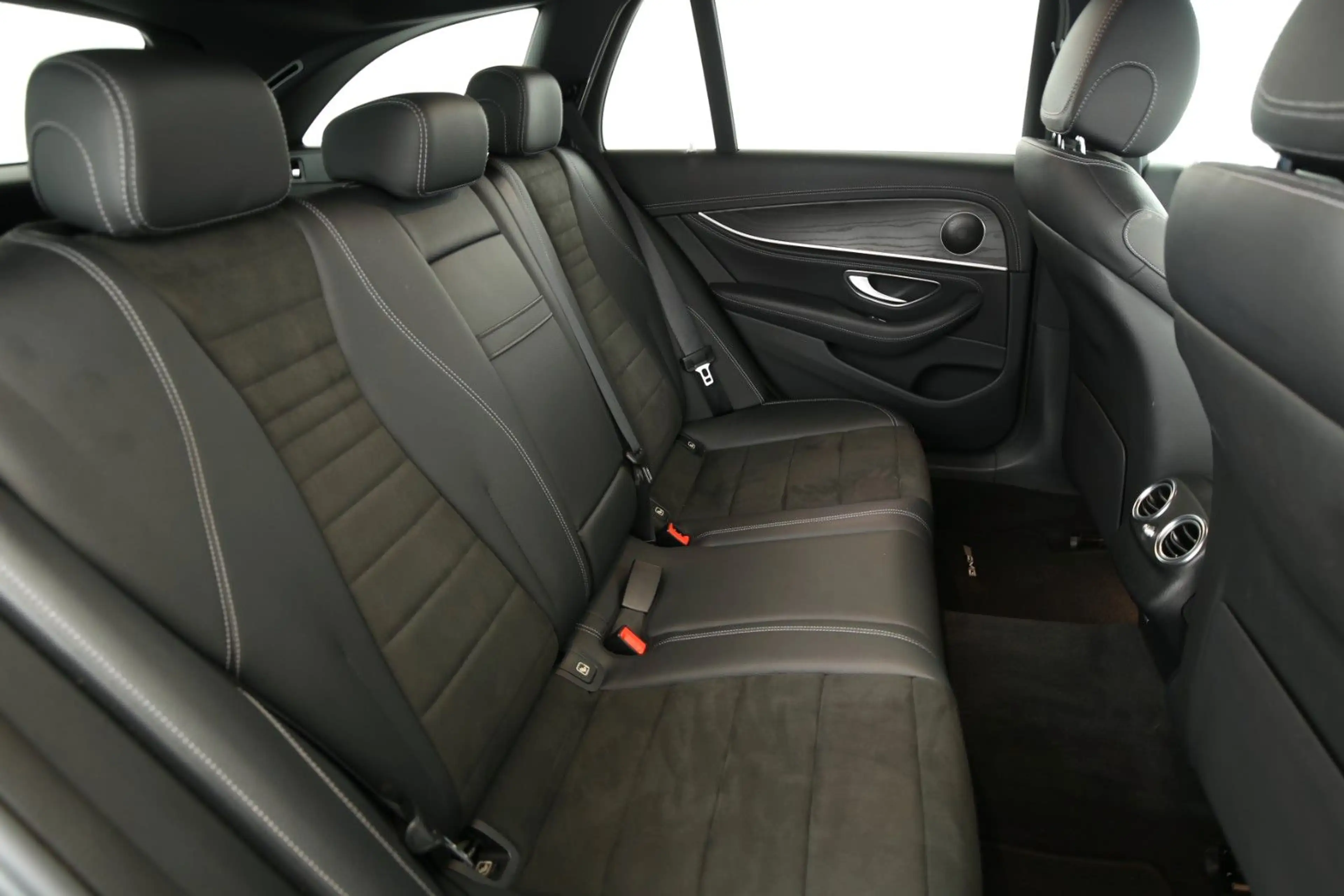 Mercedes-Benz E 200 T-Modell AMG-Line 20" AMG TOP-Zustand — photo 10