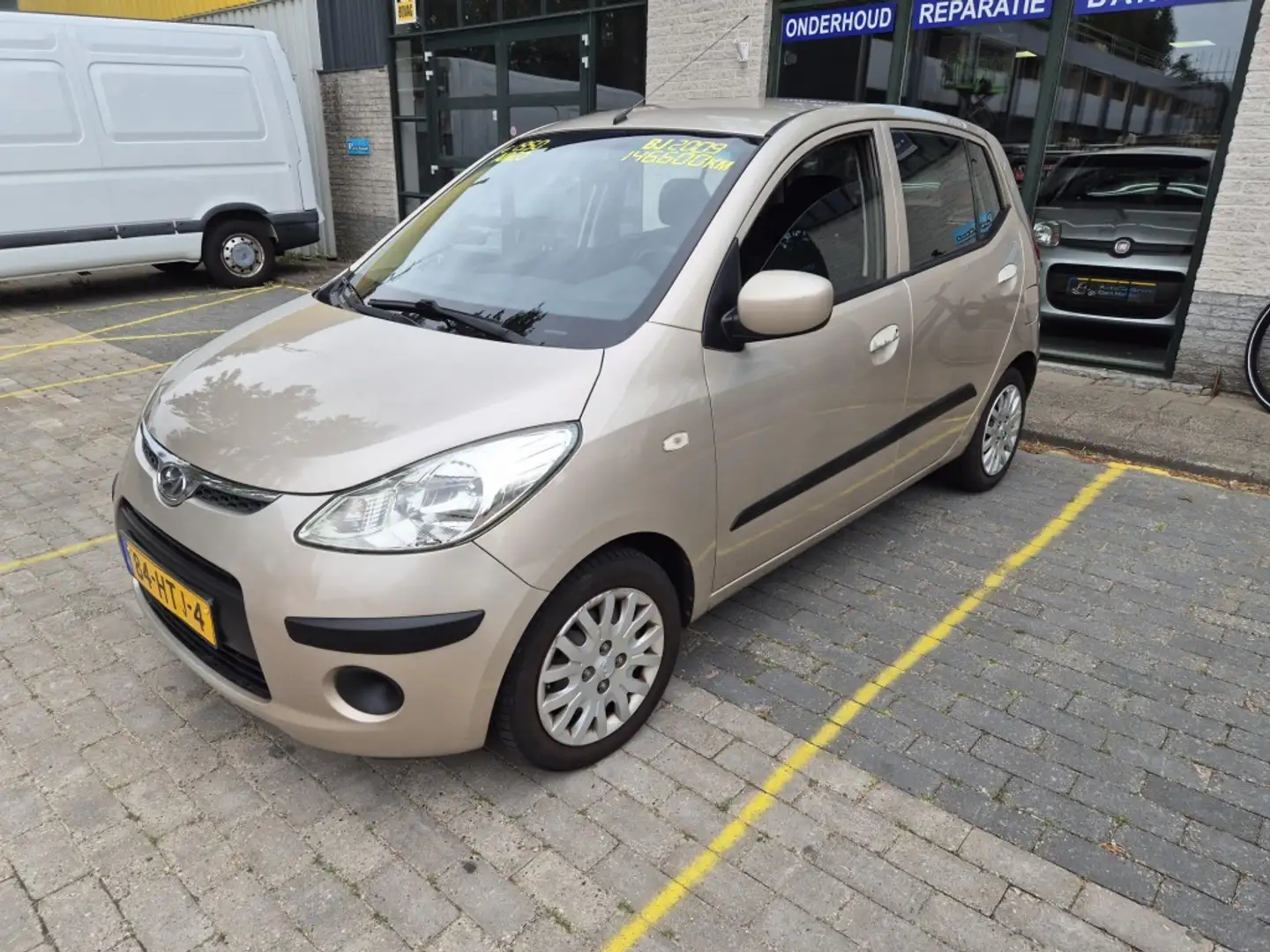 Hyundai i10 1.1 Dynamic Cool -- Meeneem Prijs -- Beige - 1